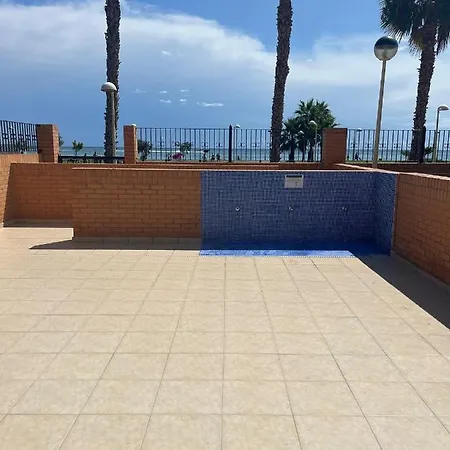 Beachfront Family Retreat, Marina D'or Apartamento *
